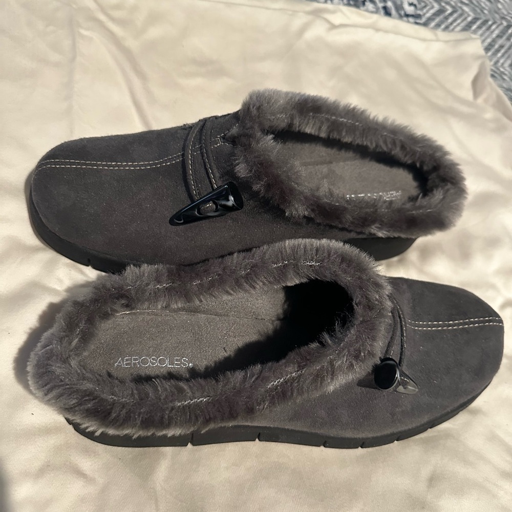 Gray women’s size 9 faux fur lined, hard soled slip-ons.